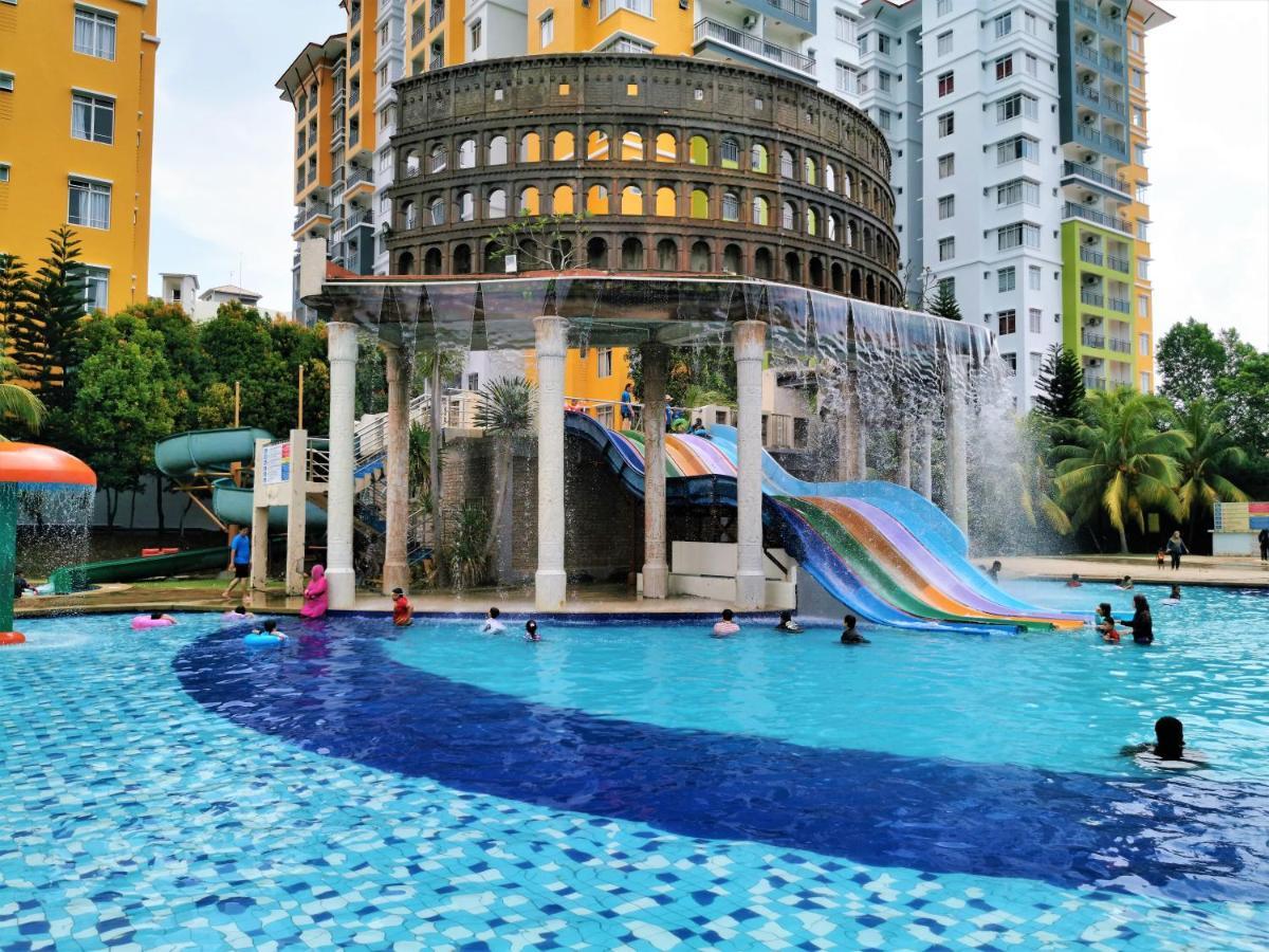 B - Lagoon Water Themepark Suite Melaka Town Exterior photo